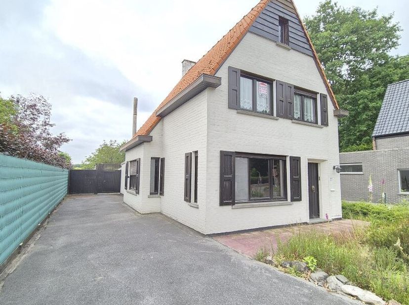 Degelijke en sterke alleenstaande woning in een residentiële buurt te Zwevezele, omvattende o.a. op het GELIJKVLOERS: Inkomhal met inbouwkast Gastento